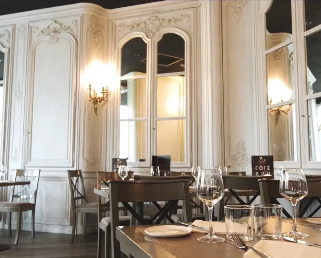 Boiserie XVIIIe de style Régence installée dans un restaurant à Lille - Rémy Motte Boiserie XVIIIe de style Régence installée dans un restaurant à Lille - Rémy Motte