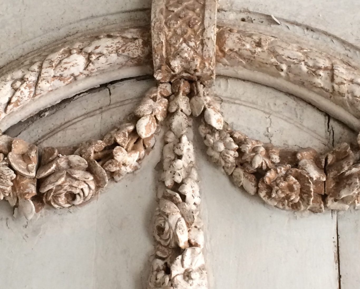 Détail de boiserie XVIIIe: un guirelande fleurale sculptée - Rémy Motte Détail de boiserie XVIIIe: un guirelande fleurale sculptée - Rémy Motte