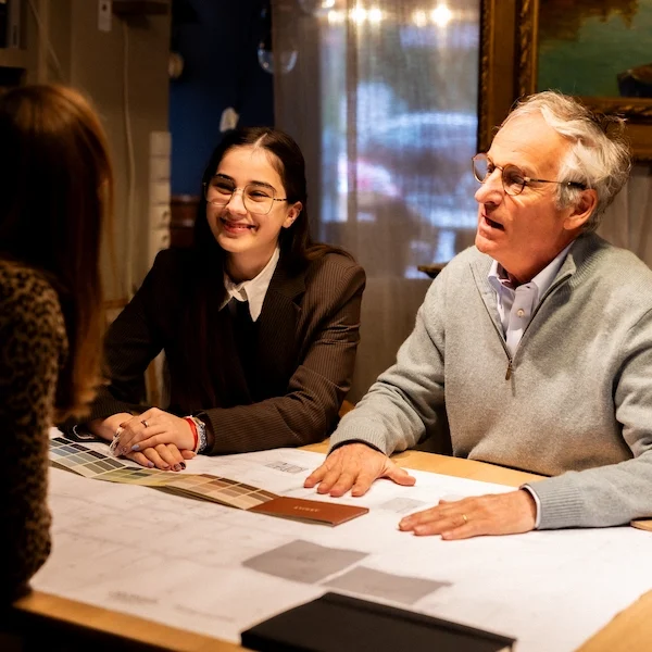 Réunion client au showroom Rémy Motte antiquaire & décorateur Réunion client au showroom Rémy Motte antiquaire & décorateur- conseils déco & plan d'aménagement intérieur