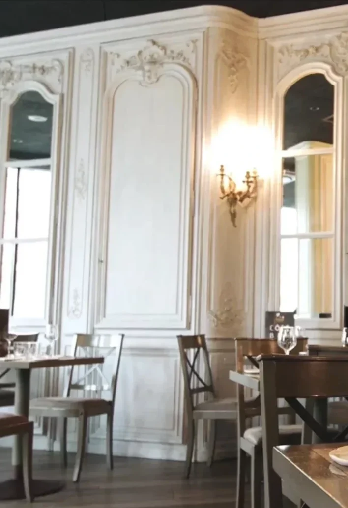 Boiserie XVIIIe de style Régence installée dans un restaurant à Lille par Rémy Motte Boiserie XVIIIe de style Régence installée dans un restaurant à Lille par Rémy Motte
