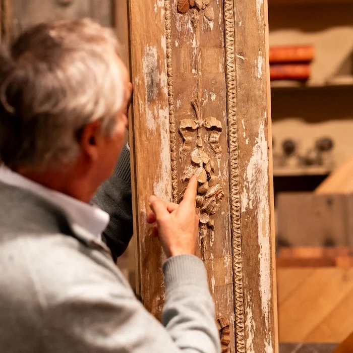 Elément de boiserie sculpté en vente chez Rémy Motte Elément de boiserie sculpté en vente chez Rémy Motte